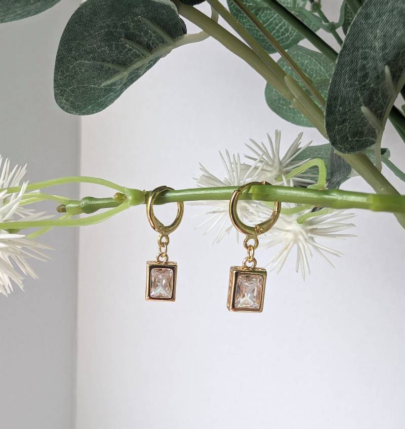 Kristallklare Glas Gold Rechteck Ohrringe Mit 18K Vergoldeten Huggie Kristallklare Glas Gold Rechteck Ohrringe Mit 18K Vergoldeten Huggie von KaleidoscopebyAmyLou