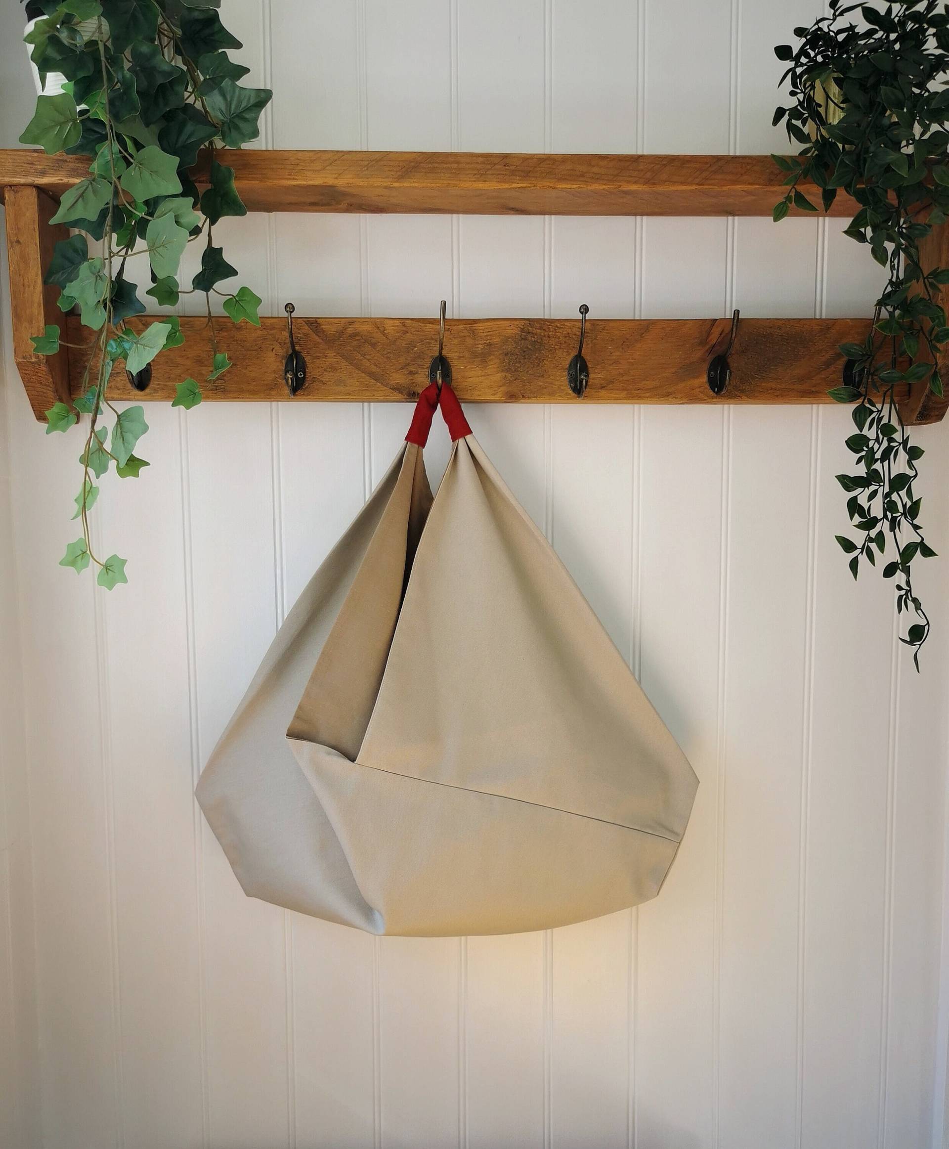 Natural Canvas Slouchy Origami Tasche Mit Taupe Baumwollfutter Und Himbeerrotem Leinengriff von KaleidoscopebyAmyLou