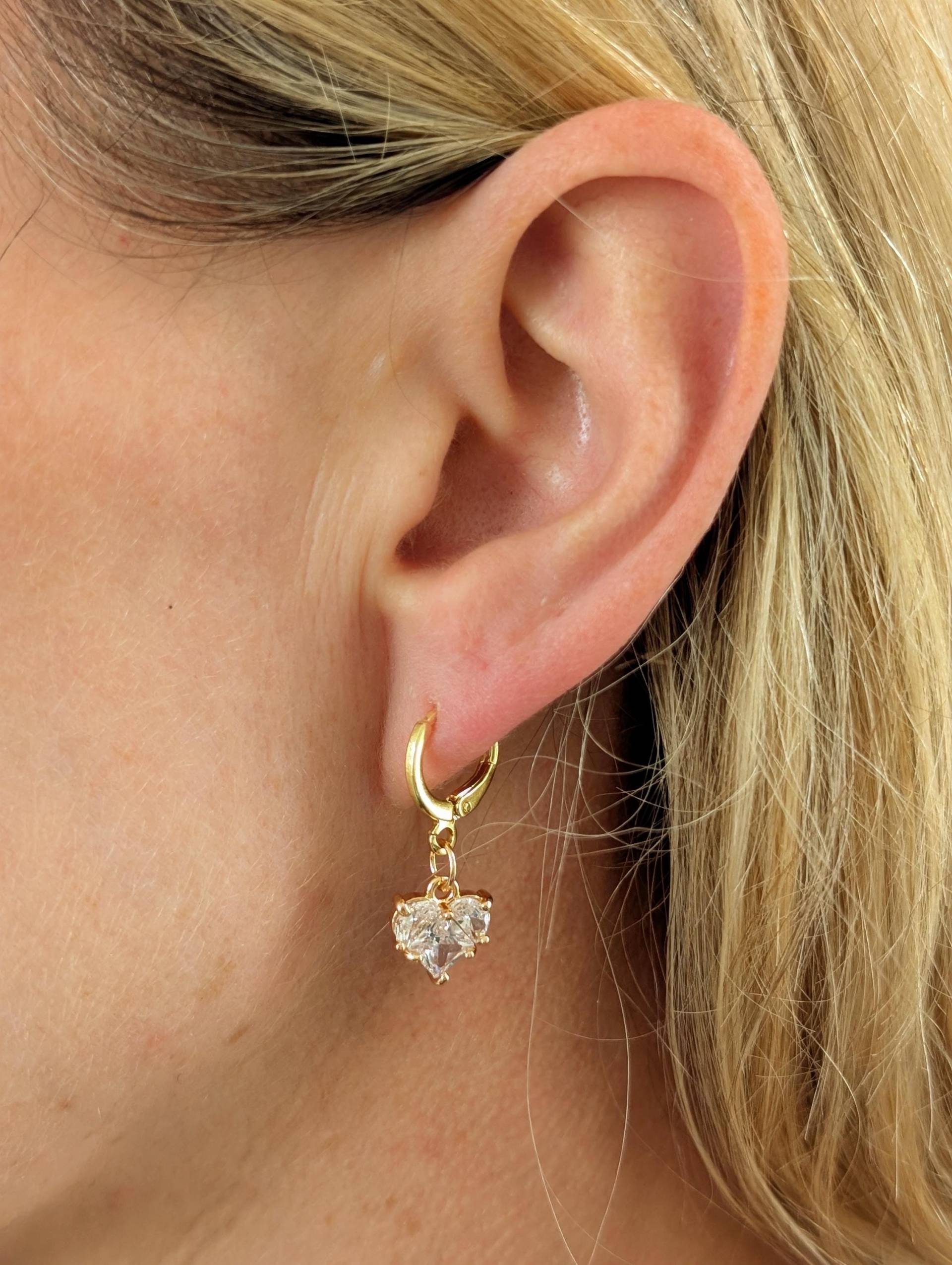 Cubic Zirconia Herz Ohrringe Mit 18K Gold Plated Huggie von KaleidoscopebyAmyLou