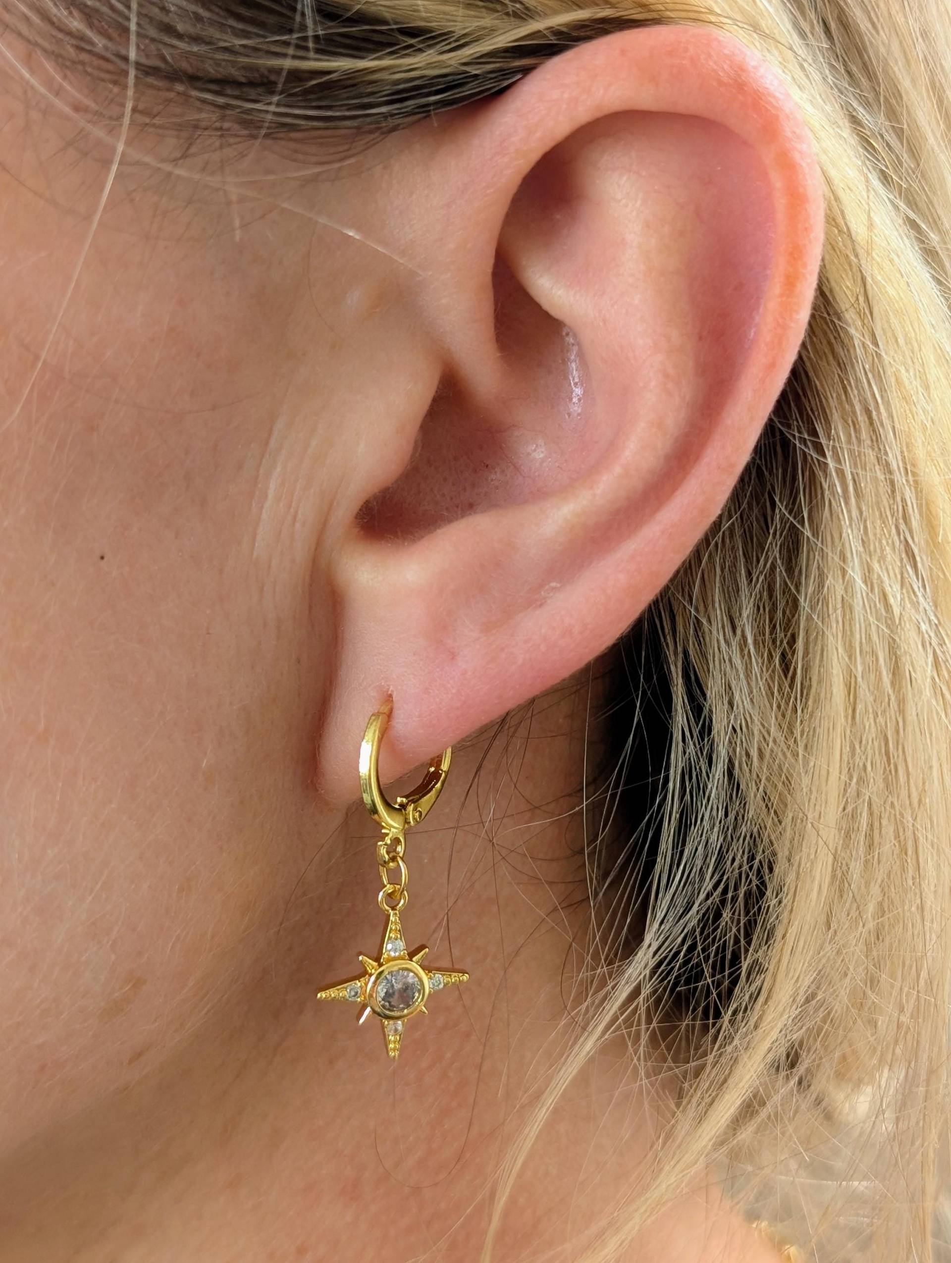 North Star Gold Cubic Zirconia Ohrringe Auf Einem 18K Vergoldeten Huggie von KaleidoscopebyAmyLou