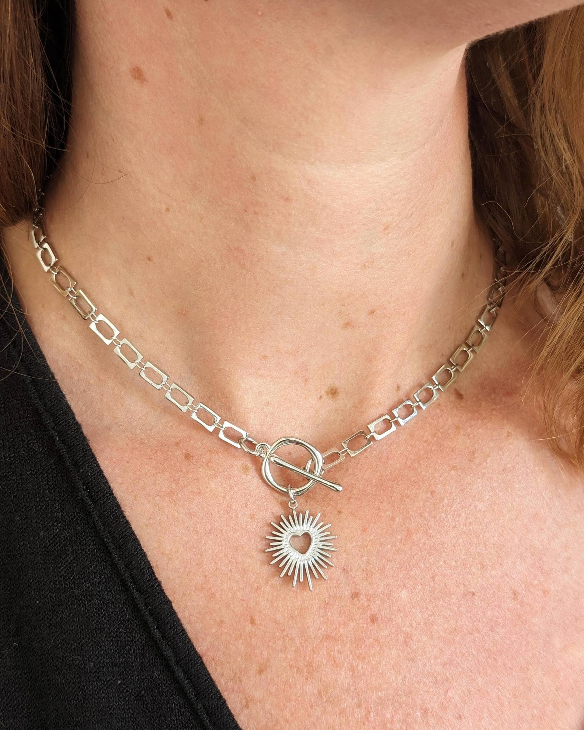 Sacred Heart Silber Knebel-Halskette Auf Rechteckige Rhodinierte Kette von KaleidoscopebyAmyLou