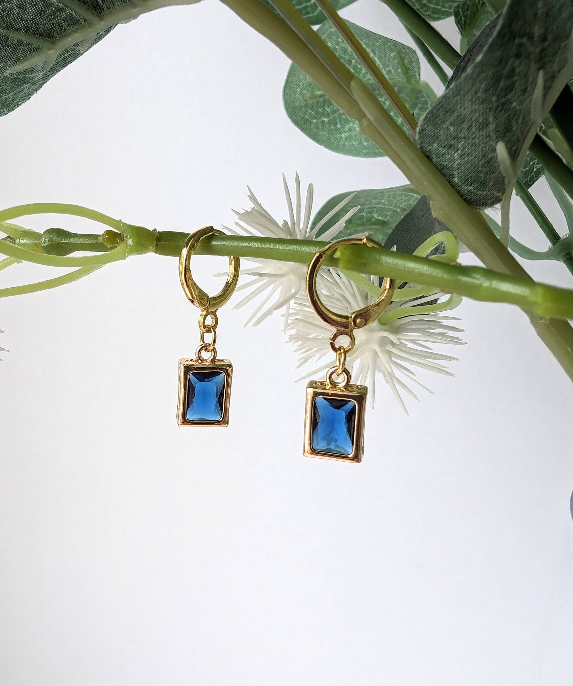 Sapphire Blau Glas Gold Rechteck Ohrringe Mit 18K Vergoldeten Huggie von KaleidoscopebyAmyLou