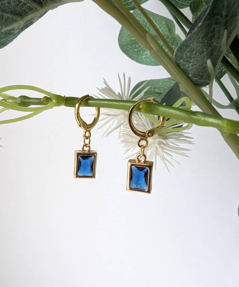 Sapphire Blau Glas Gold Rechteck Ohrringe Mit 18K Vergoldeten Huggie von KaleidoscopebyAmyLou