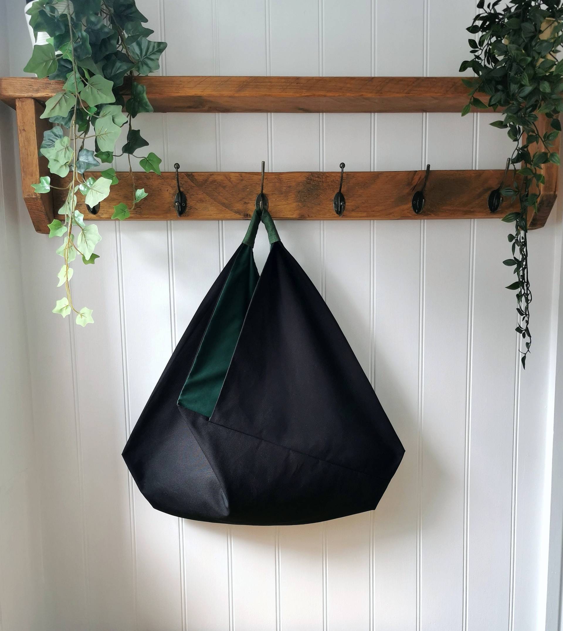 Schwarze Canvas Slouchy Origami Tasche Mit Flaschen Grünem Innenfutter Und Leinengriff von KaleidoscopebyAmyLou