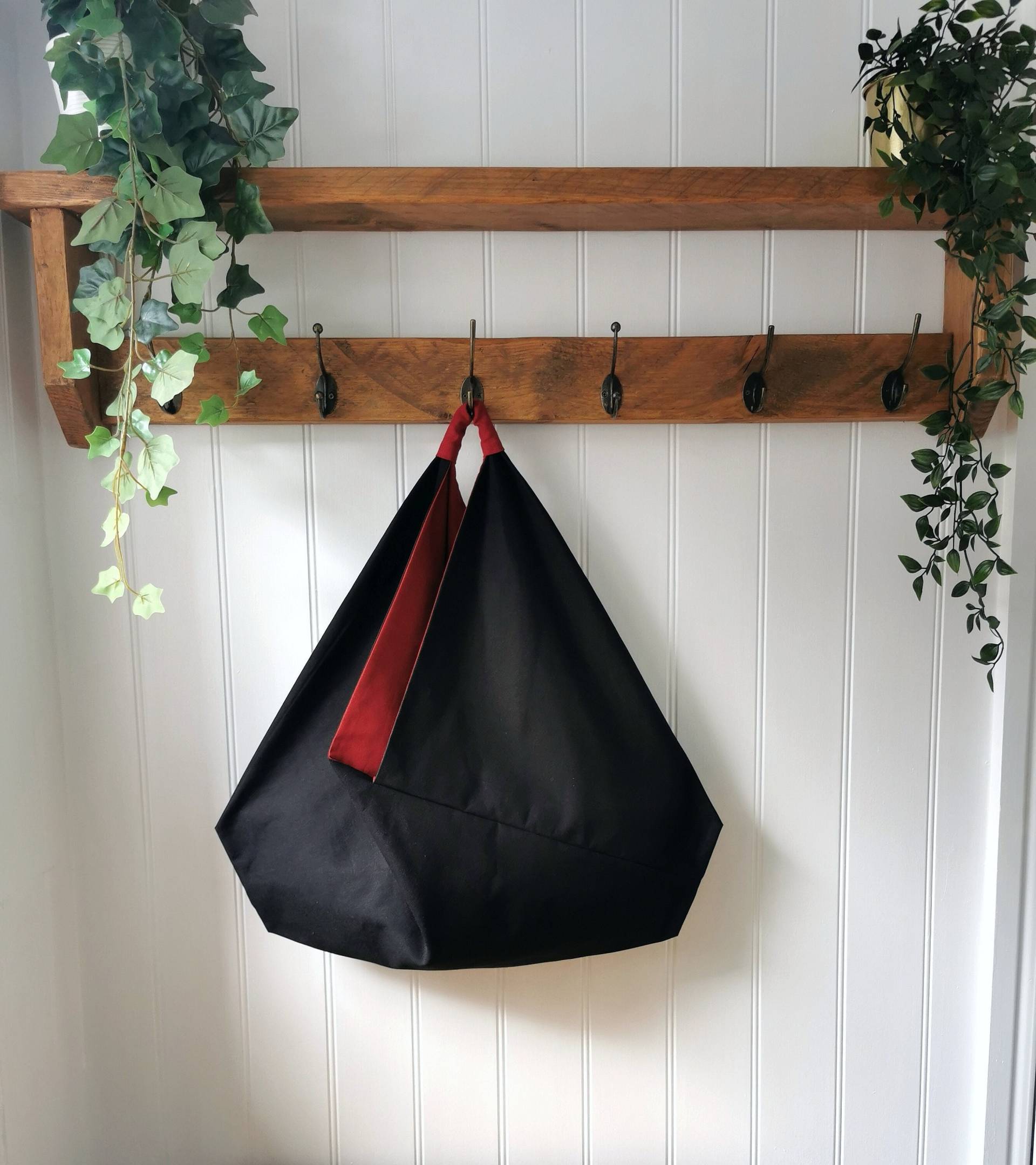 Schwarze Canvas Slouchy Origami Tasche Mit Rasberry Red Futter Und Griff von KaleidoscopebyAmyLou