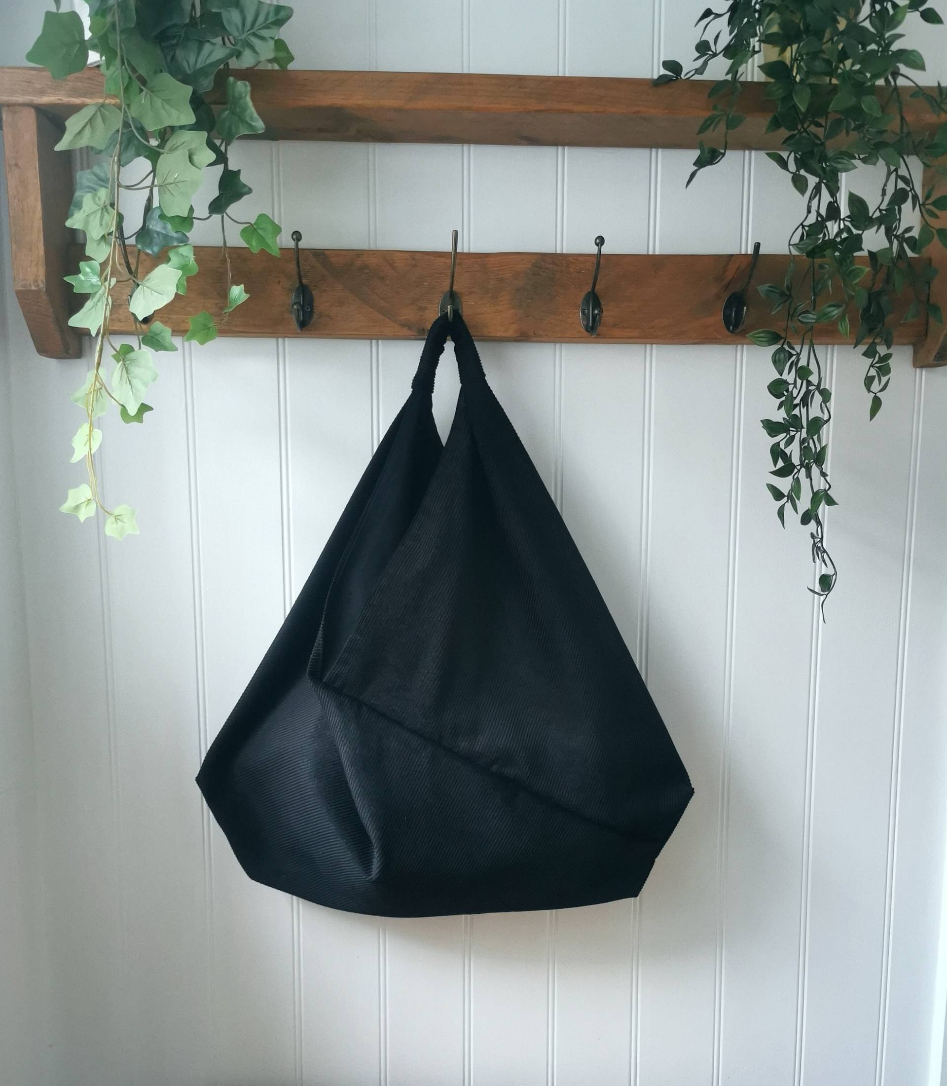 Schwarze Cord Slouchy Origami Tasche Mit Passendem Innenfutter von KaleidoscopebyAmyLou