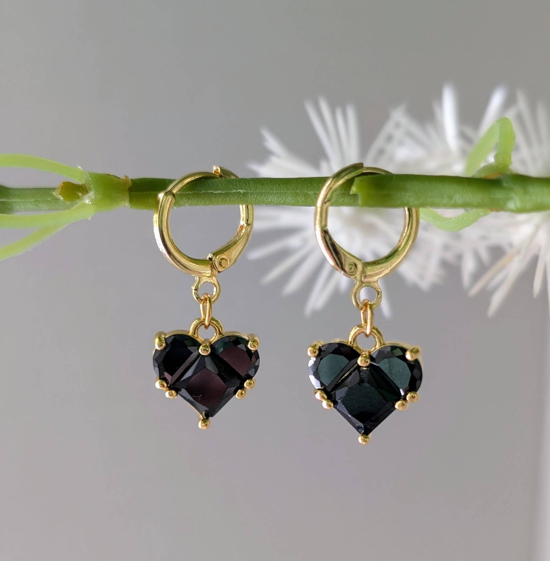 Schwarze Cubic Zirconia Herz Ohrringe Mit 18K Gold Plated Huggie von KaleidoscopebyAmyLou