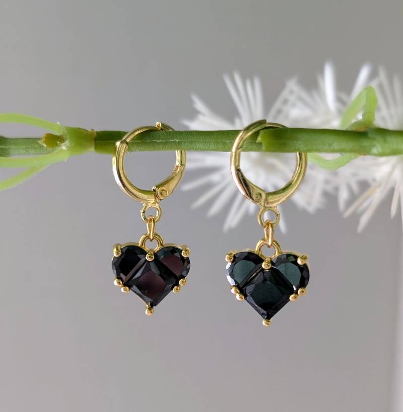 Schwarze Cubic Zirconia Herz Ohrringe Mit 18K Gold Plated Huggie Schwarze Cubic Zirconia Herz Ohrringe Mit 18K Gold Plated Huggie von KaleidoscopebyAmyLou