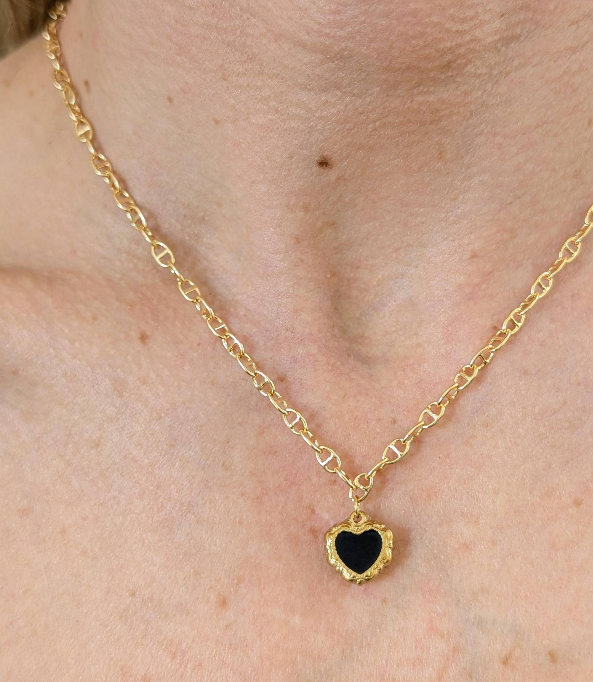 Schwarze Emaille Und Gold Verzierte Herzhalskette An Einer Vergoldeten Ovalen Kette von KaleidoscopebyAmyLou