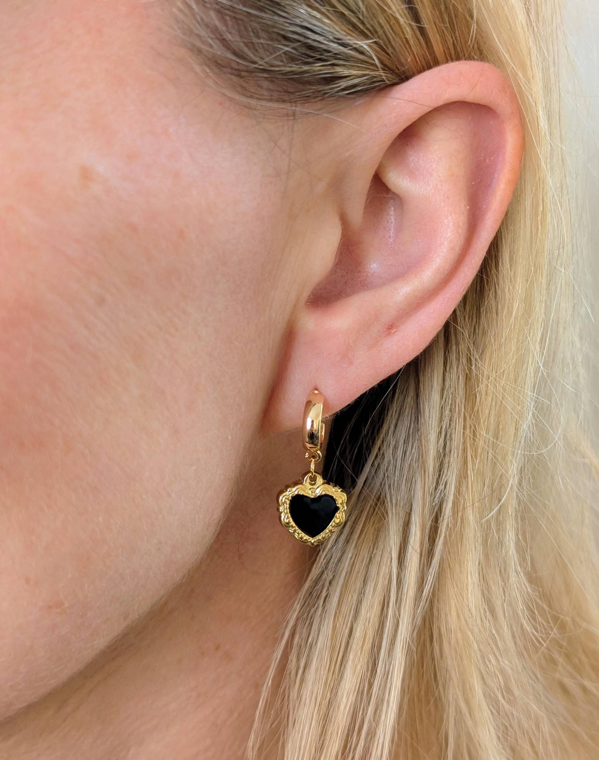 Schwarze Emaille Verzierte Goldherz Ohrringe An Einem 24K Vergoldeten Half Loop Huggie Bolzen von KaleidoscopebyAmyLou