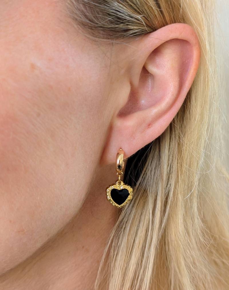 Schwarze Emaille Verzierte Goldherz Ohrringe An Einem 24K Vergoldeten Half Loop Huggie Bolzen Schwarze Emaille Verzierte Goldherz Ohrringe An Einem 24K Vergoldeten Half Loop Huggie Bolzen von KaleidoscopebyAmyLou