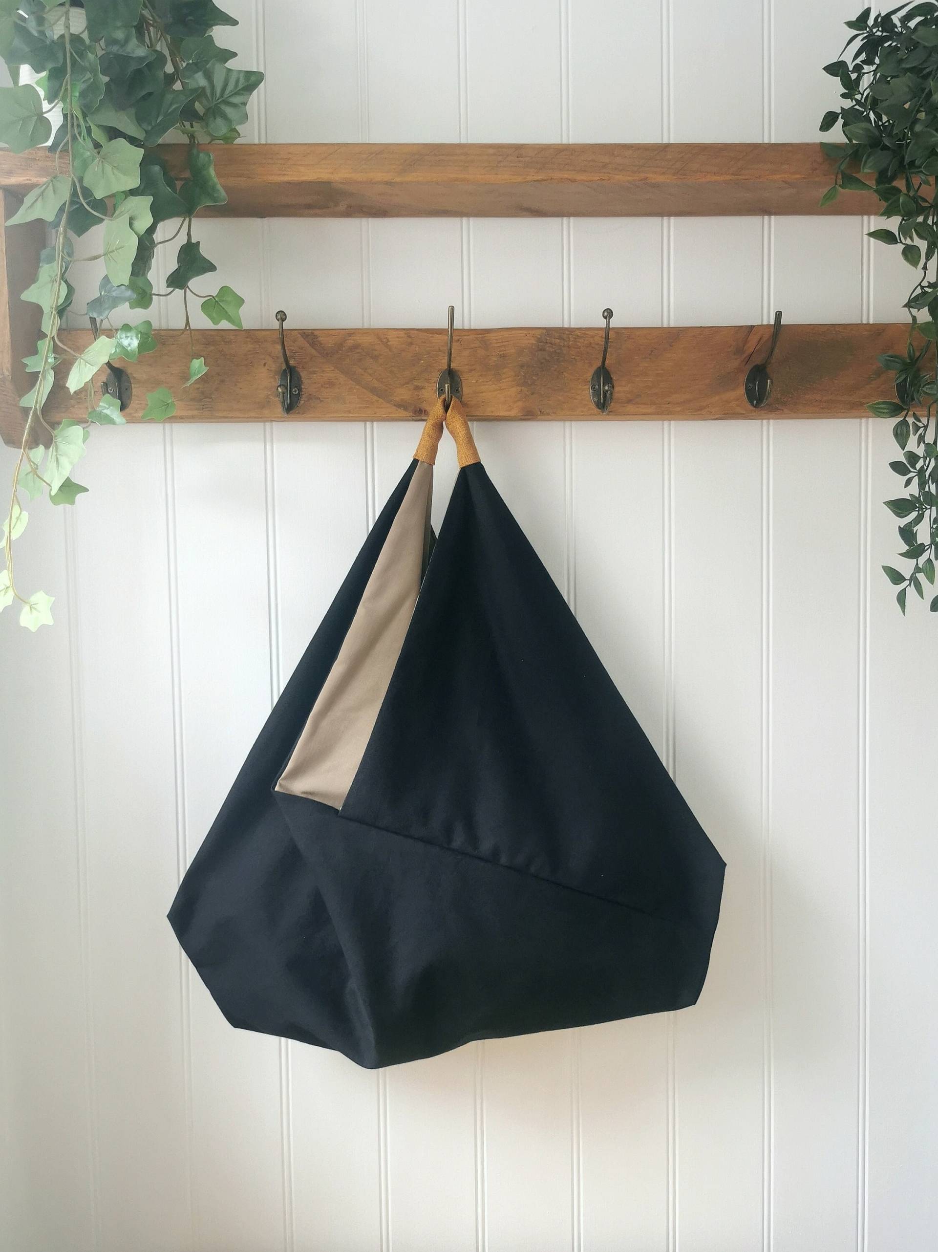Schwarze Origami Tasche Mit Taupefarbenem Innenfutter Und Senffarbenem Fischgrätengriff von KaleidoscopebyAmyLou
