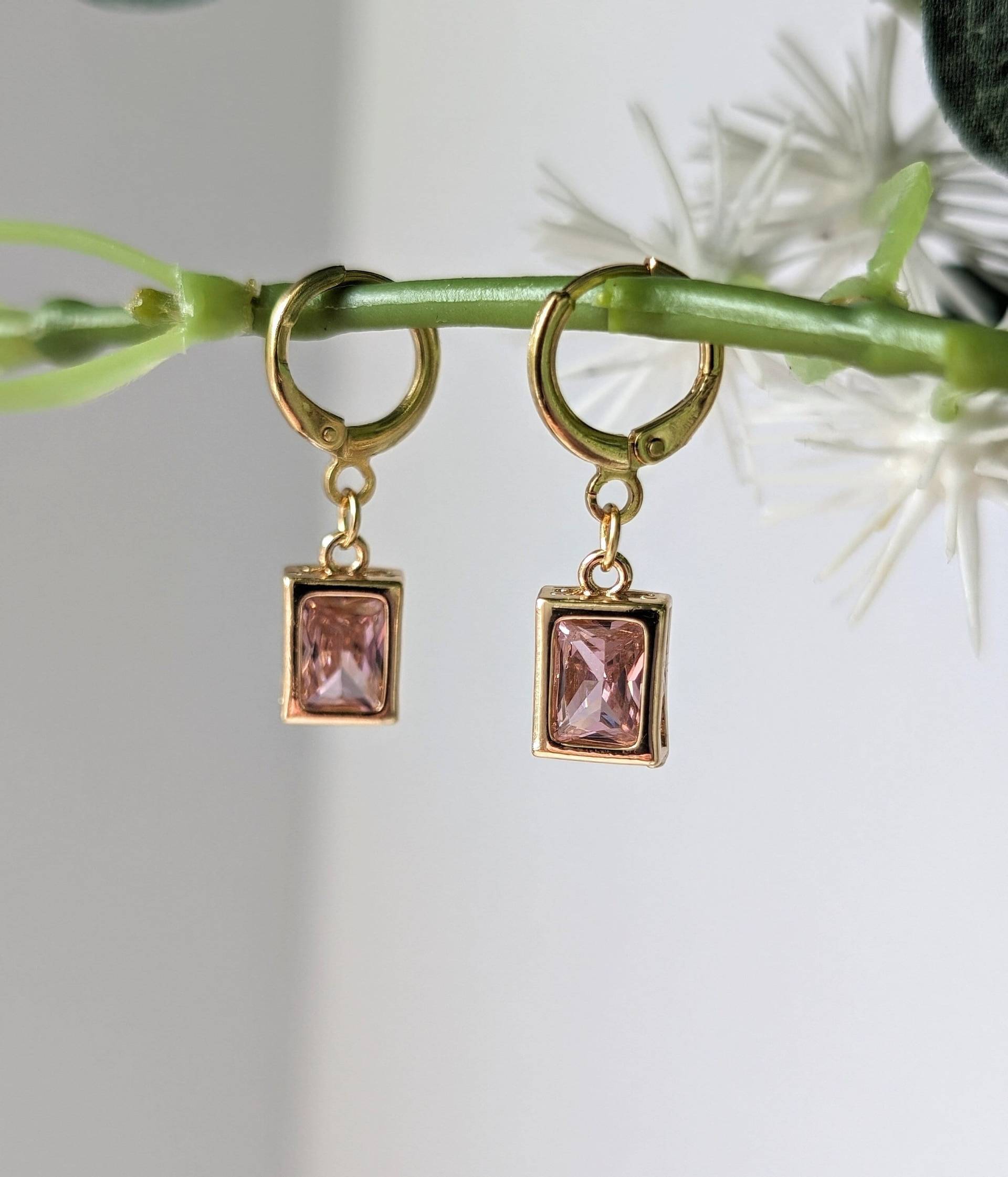 Dusty Pink Glass Gold Rechteck Ohrringe Mit 18K Vergoldet Huggie von KaleidoscopebyAmyLou