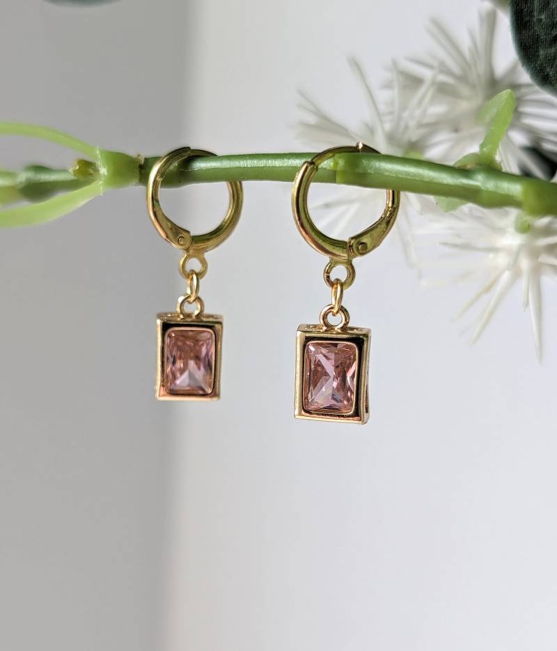 Dusty Pink Glass Gold Rechteck Ohrringe Mit 18K Vergoldet Huggie Dusty Pink Glass Gold Rechteck Ohrringe Mit 18K Vergoldet Huggie von KaleidoscopebyAmyLou