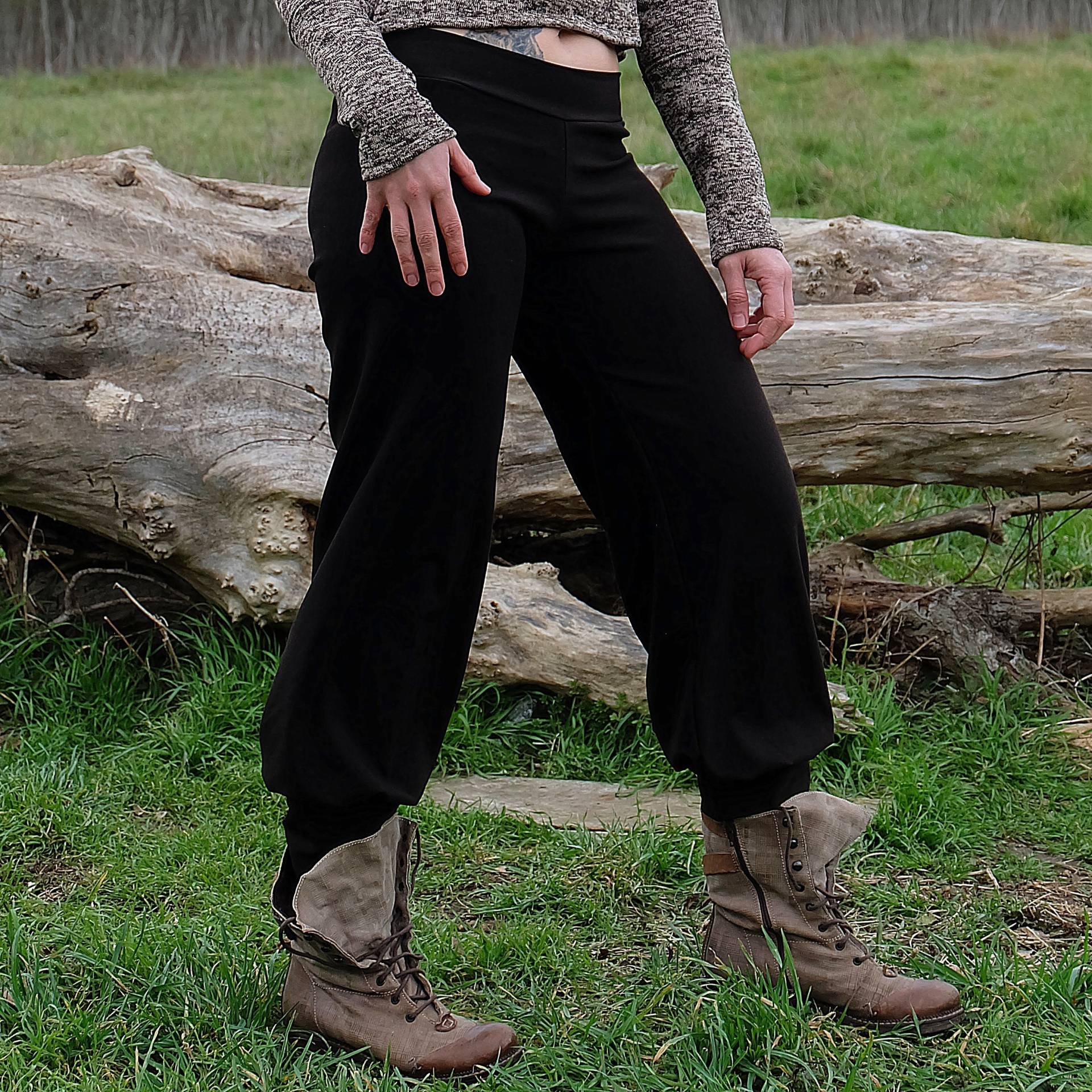 Dunkelbraune Yogahose Mit Hohem Beinbündchen Dunkelbraune Yogahose Mit Hohem Beinbündchen von Kaleidosrobe
