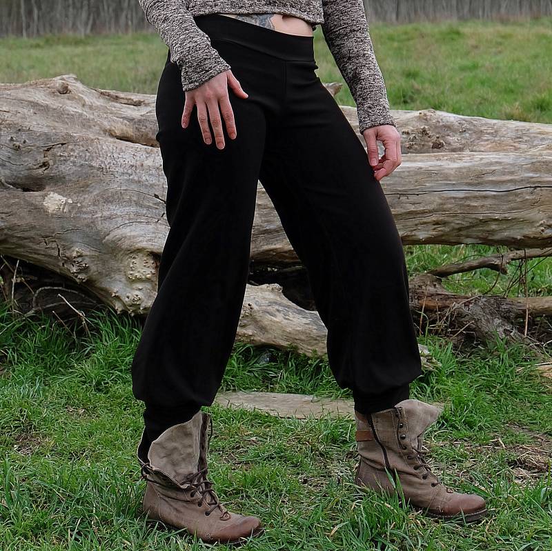 Dunkelbraune Yogahose Mit Hohem Beinbündchen Dunkelbraune Yogahose Mit Hohem Beinbündchen von Kaleidosrobe