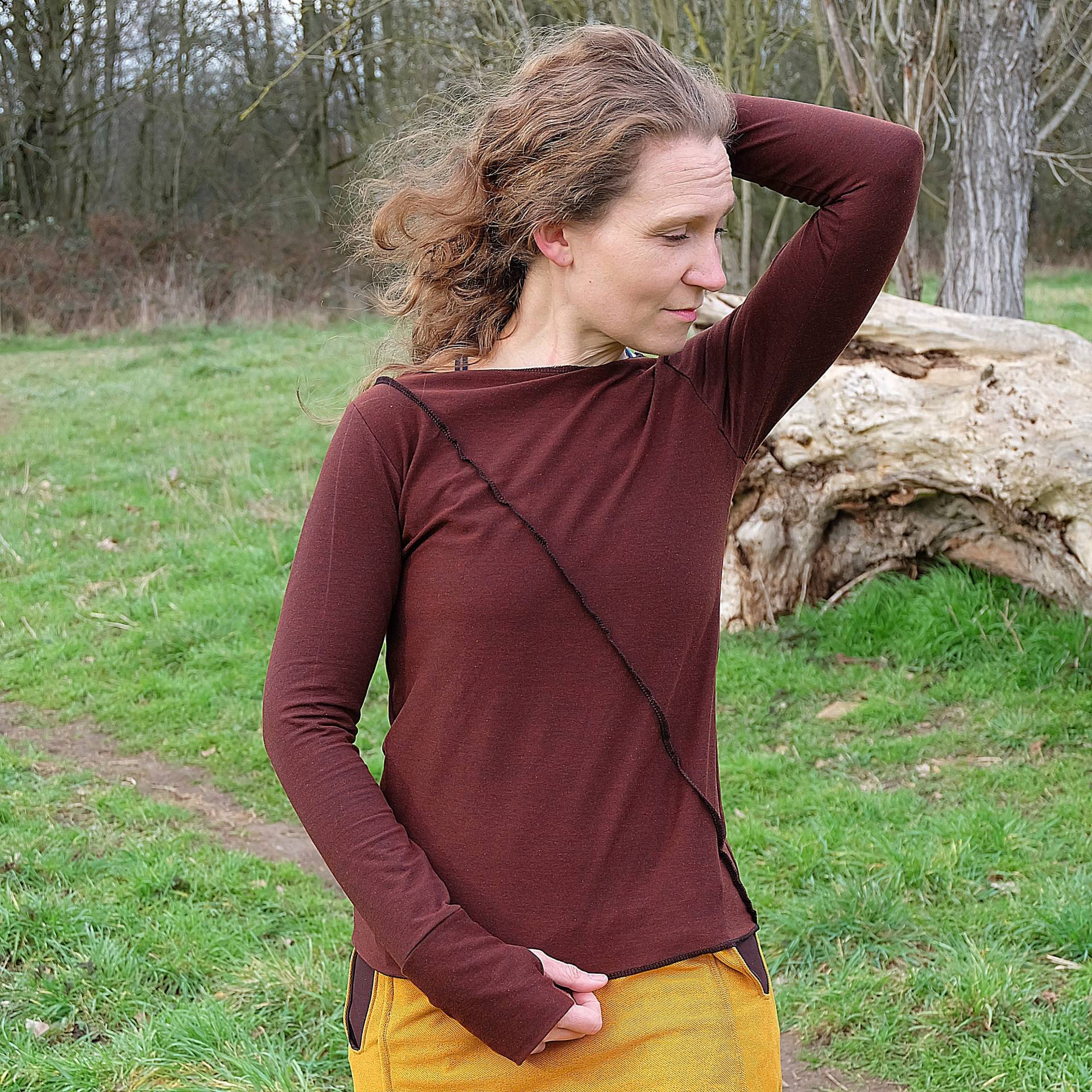 Rot-Braunes Langarmshirt Mit Daumenlöchern Rot-Braunes Langarmshirt Mit Daumenlöchern von Kaleidosrobe