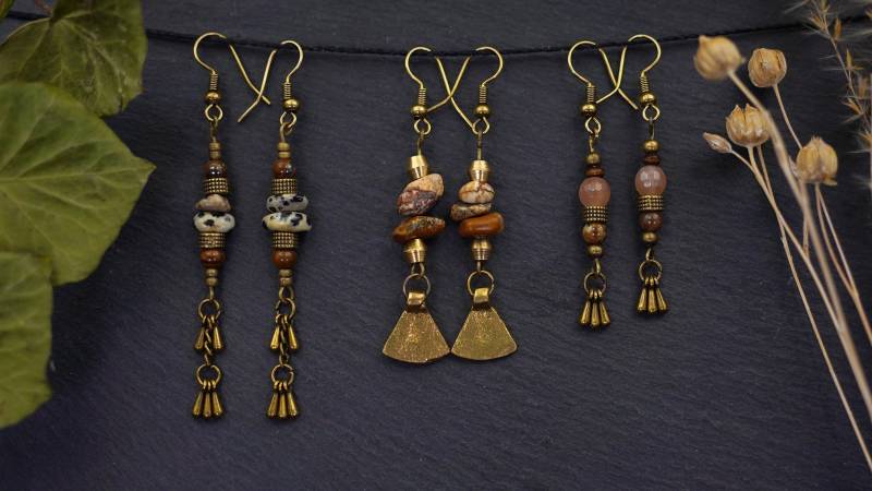 Edelstein Ohrringe Mondstein Golden Ohrring Dalmatiner Holzperlen Jaspis Naturschmuck Steampunk Ohrschmuck Hippie Ohranhänger von KaliBeeArt