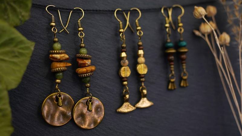 Edelstein Ohrringe Mondstein Golden Ohrring Dalmatiner Holzperlen Jaspis Naturschmuck Steampunk Ohrschmuck Hippie Ohranhänger Edelstein Ohrringe Mondstein Golden Ohrring Dalmatiner Holzperlen Jaspis Naturschmuck Steampunk Ohrschmuck Hippie Ohranhänger von KaliBeeArt