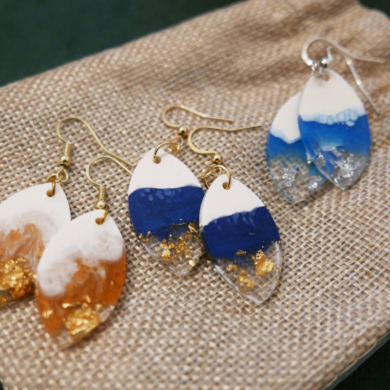 Ohrringe Oval Tropfen Elegant Weiß | Gold Blau Transparent von Kaliami