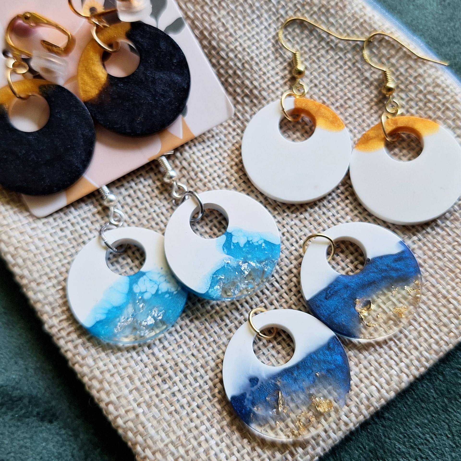 statement Kreis Ohrringe | Creole Gold Weiß Blau Handgemacht statement Kreis Ohrringe | Creole Gold Weiß Blau Handgemacht von Kaliami