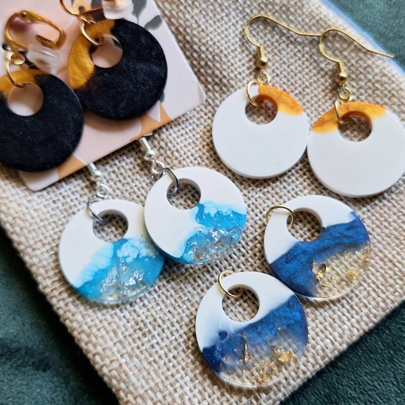 statement Kreis Ohrringe | Creole Gold Weiß Blau Handgemacht statement Kreis Ohrringe | Creole Gold Weiß Blau Handgemacht von Kaliami