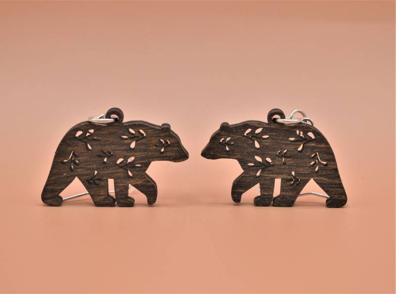 Mama Bär Ohrringe Dunkle Walnuss Gebeiztes Holz, Laser Geschnittene Birke Mama Bär Ohrringe Dunkle Walnuss Gebeiztes Holz, Laser Geschnittene Birke von Kalichoo