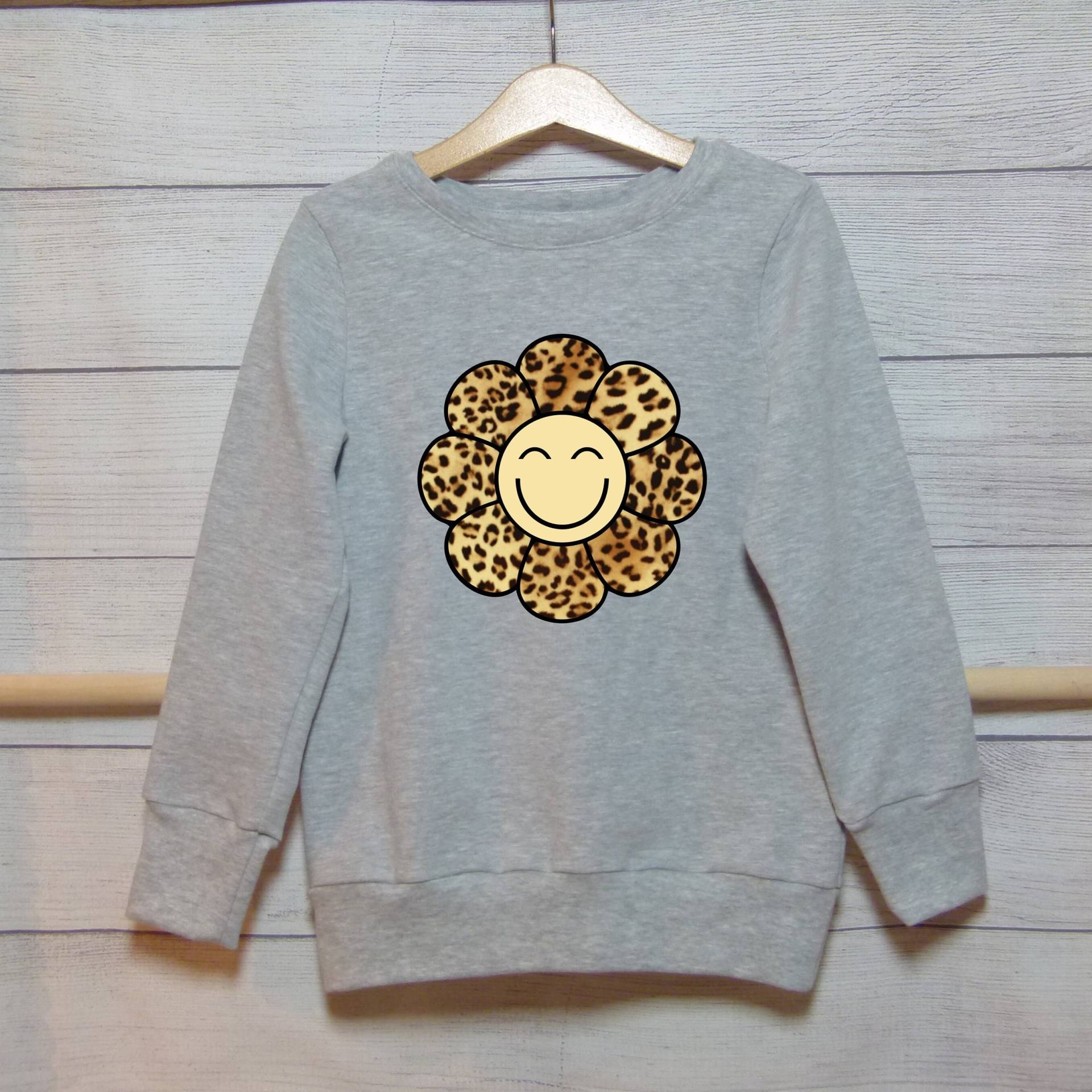 Baby Kinder Pullover - Leo Daisy Handgemachtes Statement Sweatshirt Verschiedene Farben Und Größen Baby Kinder Pullover - Leo Daisy Handgemachtes Statement Sweatshirt Verschiedene Farben Und Größen von KaliundPepeDesign