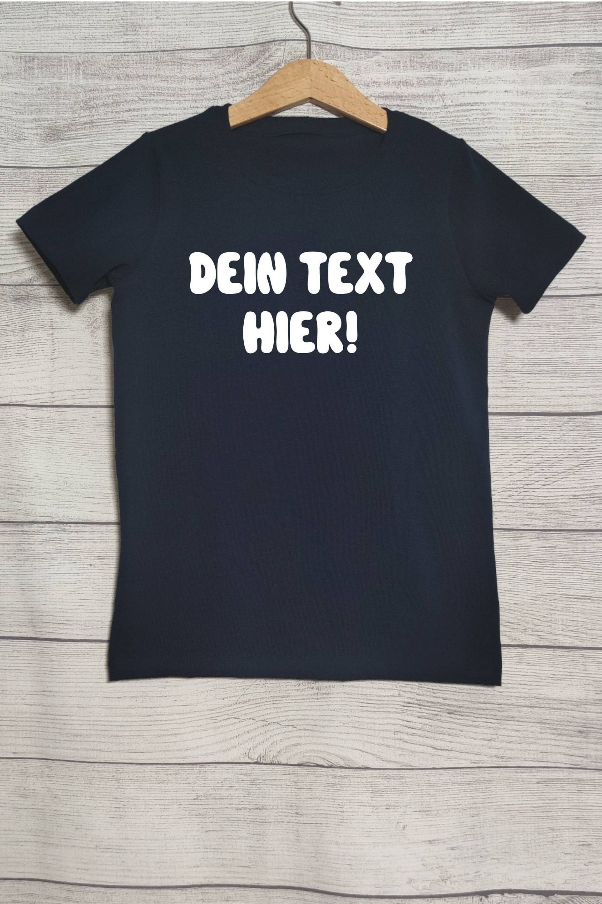 Dein T-Shirt Selber Gestalten - Mit Wunschtext Oder Motiv Für Kinder Und Babys in Verschiedenen Farben Größen Dein T-Shirt Selber Gestalten - Mit Wunschtext Oder Motiv Für Kinder Und Babys in Verschiedenen Farben Größen von KaliundPepeDesign