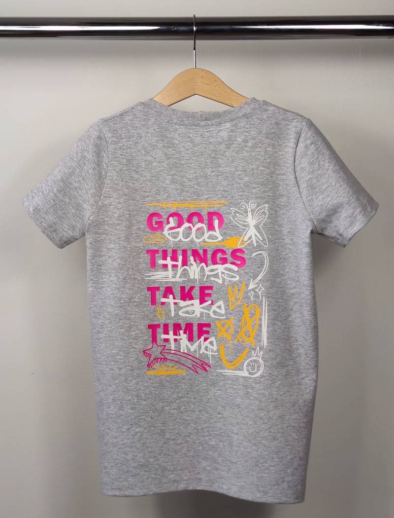 T-Shirt Für Kinder Und Babys - Good Things Take Time Handgenähtes in Verschiedenen Größen von KaliundPepeDesign