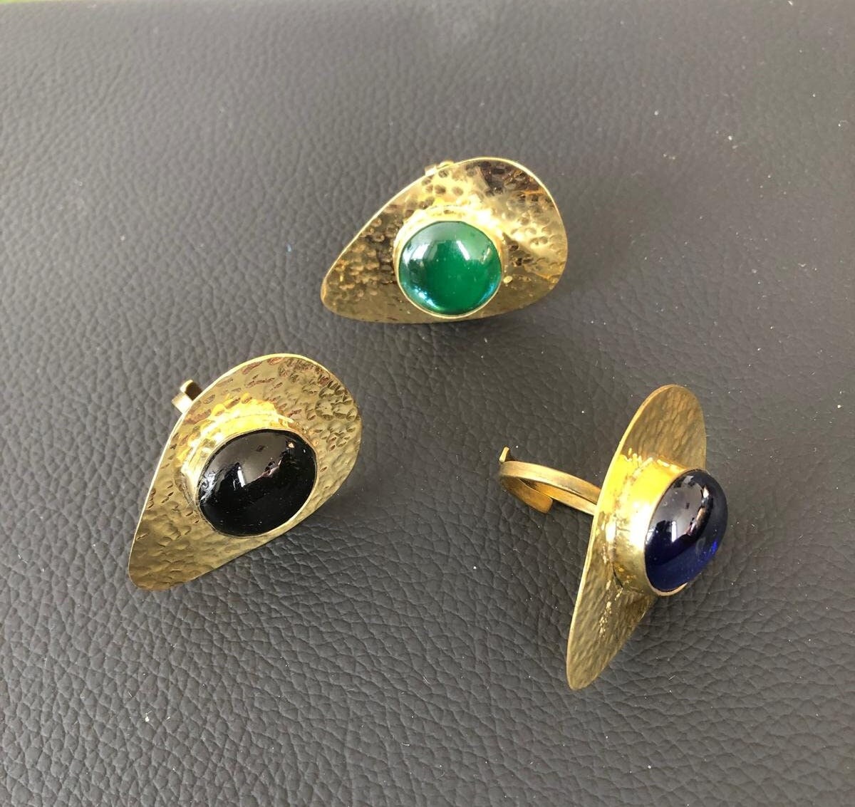Gehämmerter Messingring Statement-Ring Mit Buntem Glas-Cabochon Ring Farbigem Schmuckstein Tropfenförmiger - Geschenk Für Sie Gehämmerter Messingring Statement-Ring Mit Buntem Glas-Cabochon Ring Farbigem Schmuckstein Tropfenförmiger - Geschenk Für Sie von Kalkada