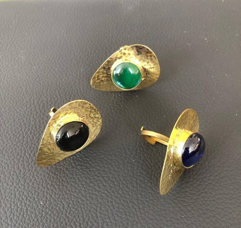 Gehämmerter Messingring Statement-Ring Mit Buntem Glas-Cabochon Ring Farbigem Schmuckstein Tropfenförmiger - Geschenk Für Sie Gehämmerter Messingring Statement-Ring Mit Buntem Glas-Cabochon Ring Farbigem Schmuckstein Tropfenförmiger - Geschenk Für Sie von Kalkada