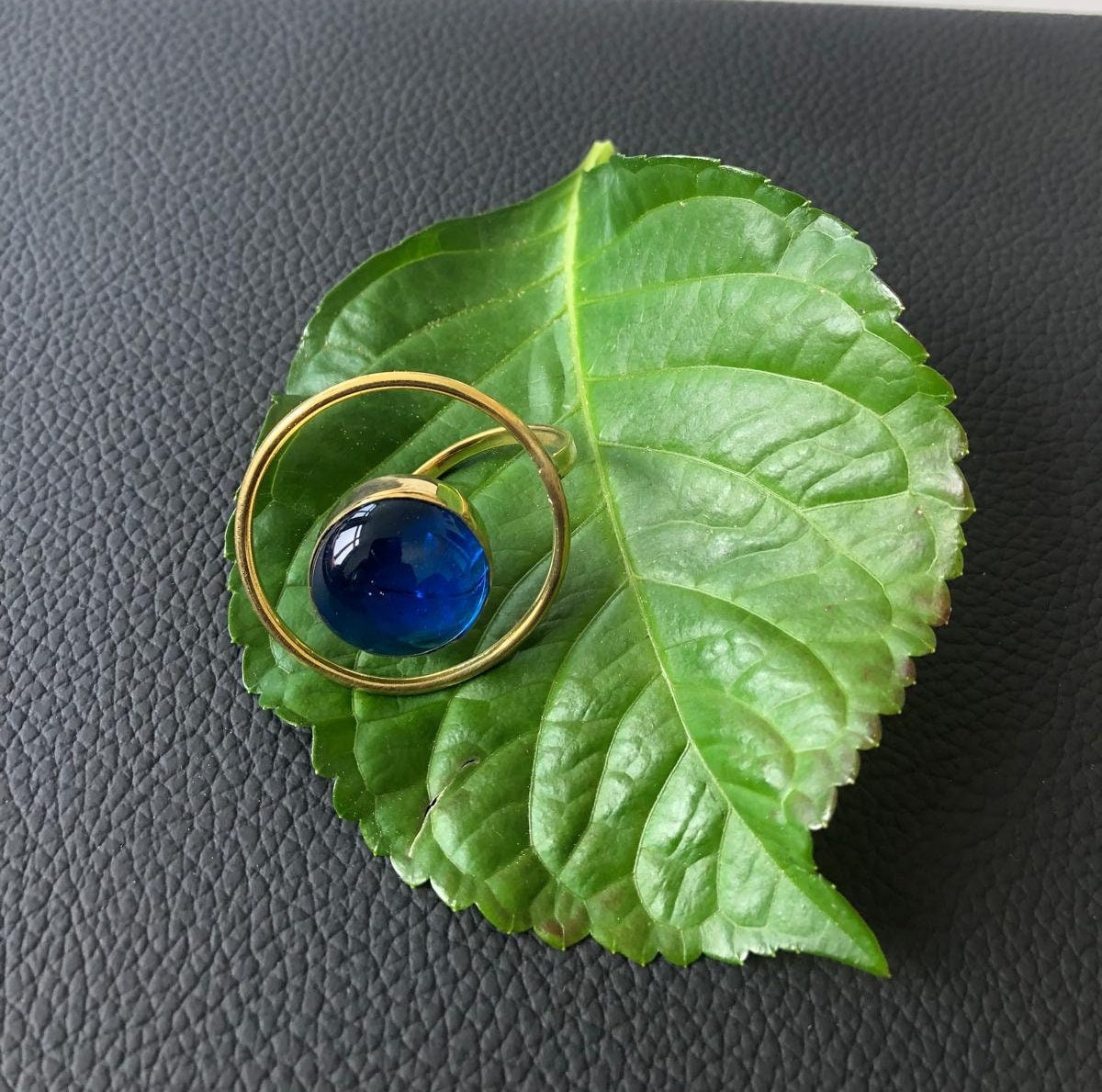 Handgefertigter Messingring Mit Blauem Glas-Cabochon - Statement-Ring Handgefertigter Messingring Mit Blauem Glas-Cabochon - Statement-Ring von Kalkada