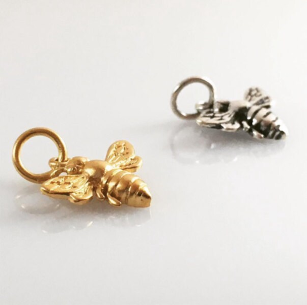 Kleine Biene Charm, 24K Vergoldet Oder Sterling Silber, Imker Geschenk von KallenDesign