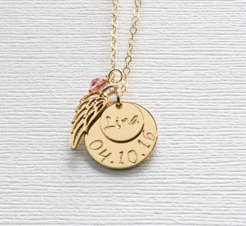 Personalisierte 14K Gold Filled Erinnerung Halskette, Initial, Datum, Engelsflügel von KallenDesign
