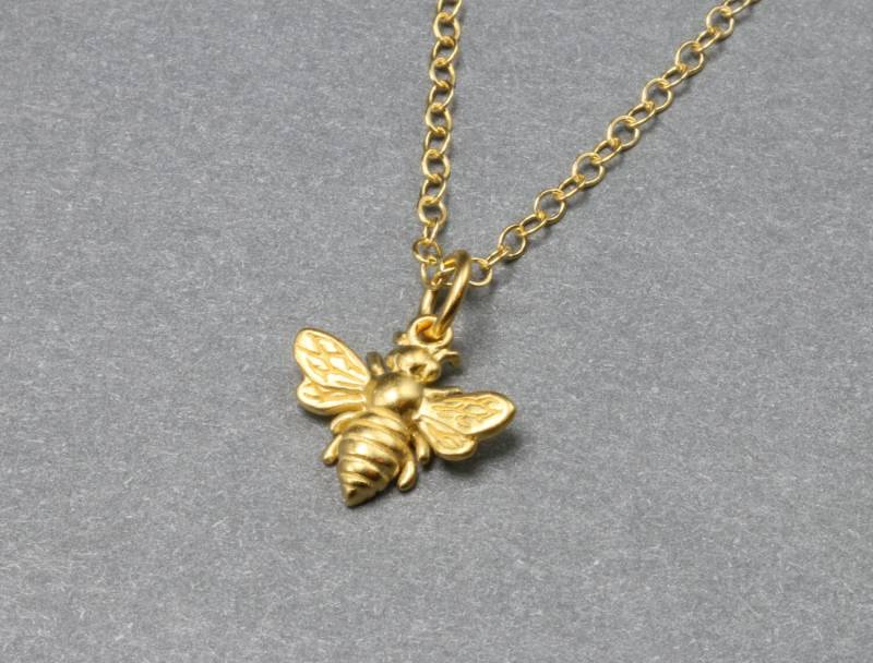 Gold Biene Charm Halskette, Königin Schmuck, Save The Bees Geschenk, Minimal Lehrer Wertschätzung Hummel Halskette von KallenDesign