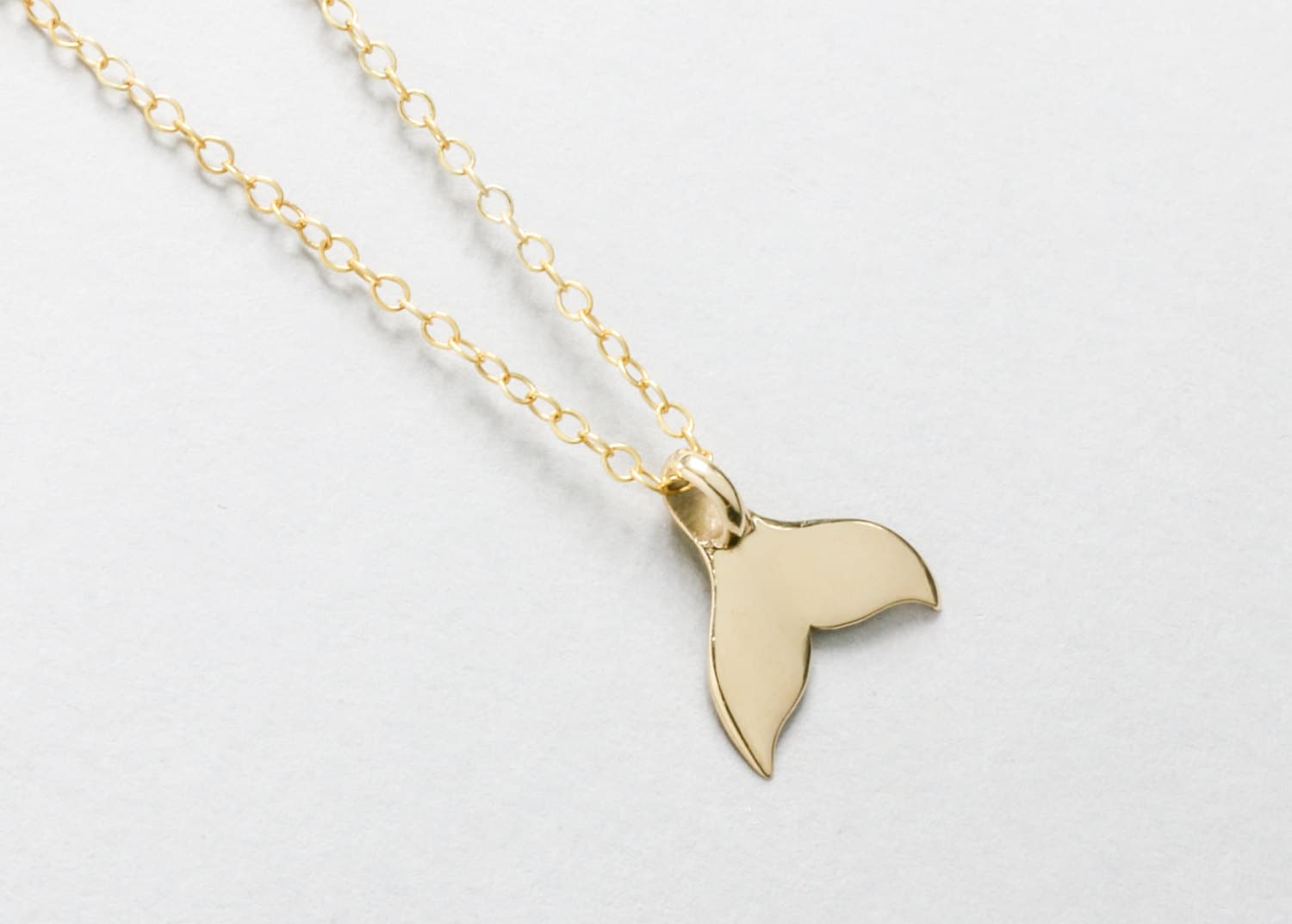 Gold Whale Tail Anhänger, Sterling Silber Charm Halskette von KallenDesign