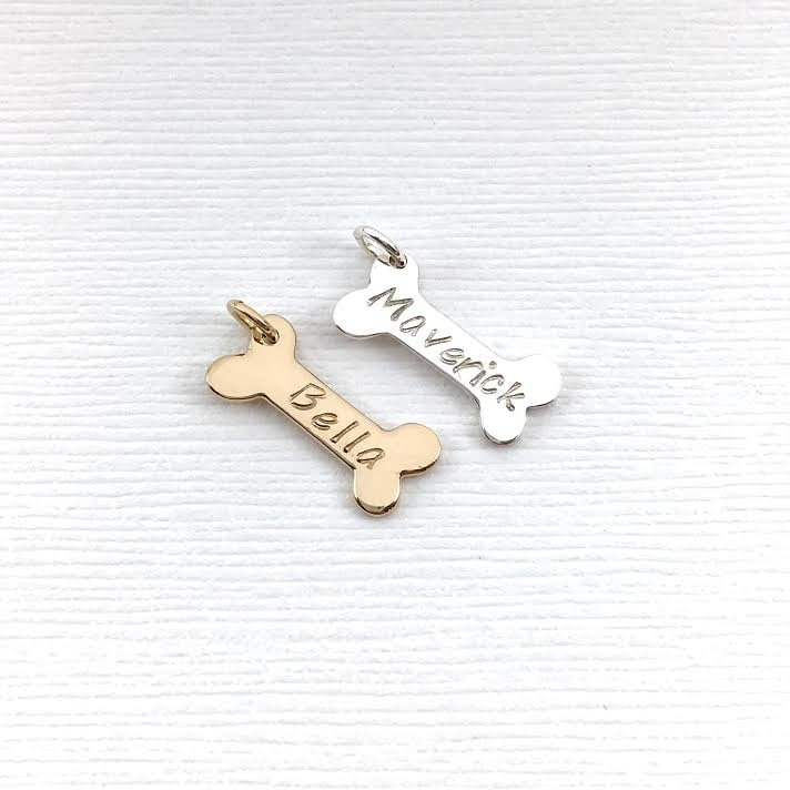 Personalisierte Hundeknochen Charme, Silber Oder Gold Graviert Hundename Knochen, Verlust Von Haustier, Hund Gedenkgeschenk, Schlüsselbund von KallenDesign