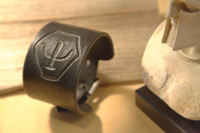 Schwarzes Lederarmband Mit Psi-Corps-Insignien | Babylon 5 Schwarzes Lederarmband Mit Psi-Corps-Insignien | Babylon 5 von KalosCrafting