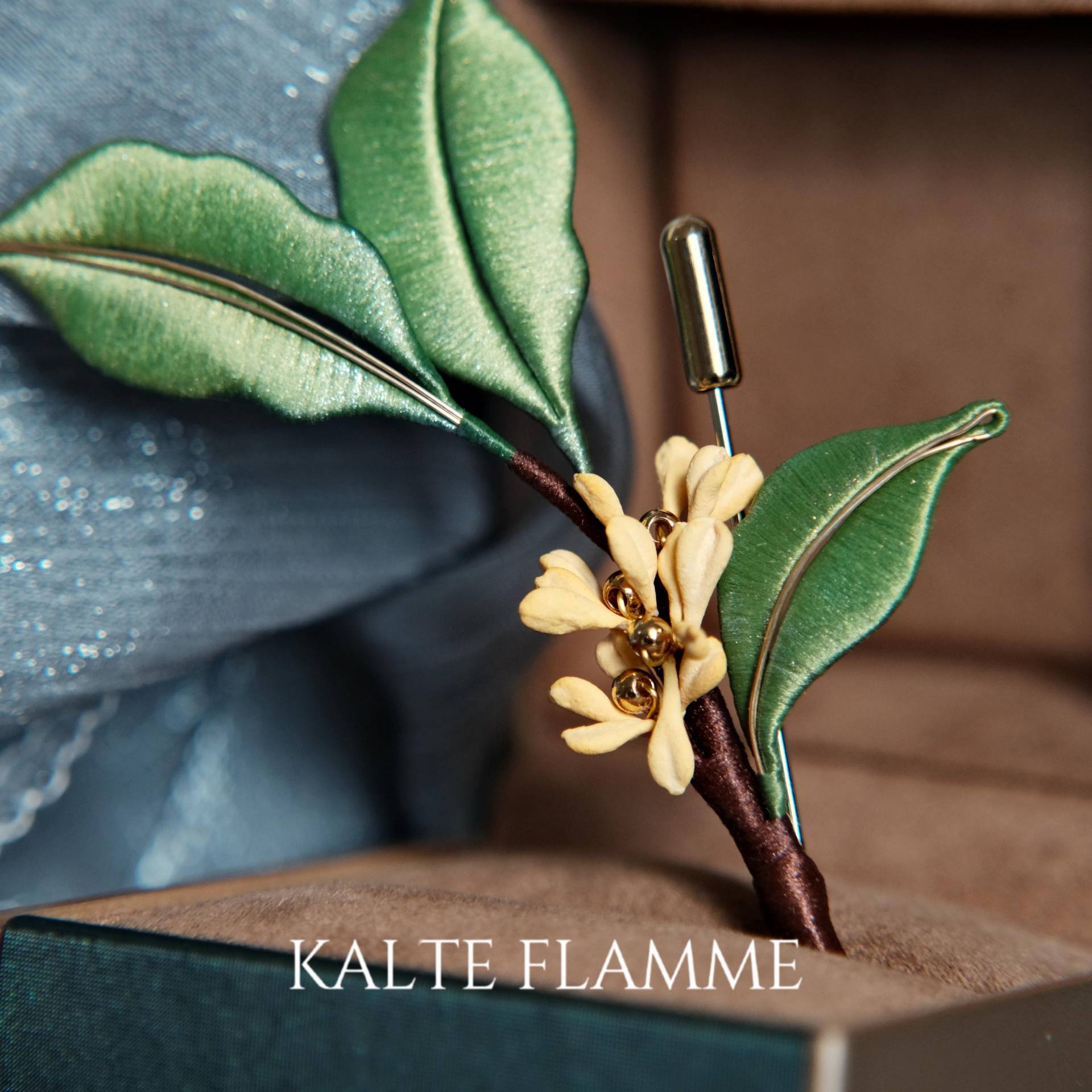 Osmanthus Blumen-Brosche Mit Seide & Naturfasern - 18K Vergoldetes Kupfer Handgefertigt Hochzeitsschmuck Geschenk Für Sie Geburtstag Osmanthus Blumen-Brosche Mit Seide & Naturfasern - 18K Vergoldetes Kupfer Handgefertigt Hochzeitsschmuck Geschenk Für Sie Geburtstag von KalteFlamme