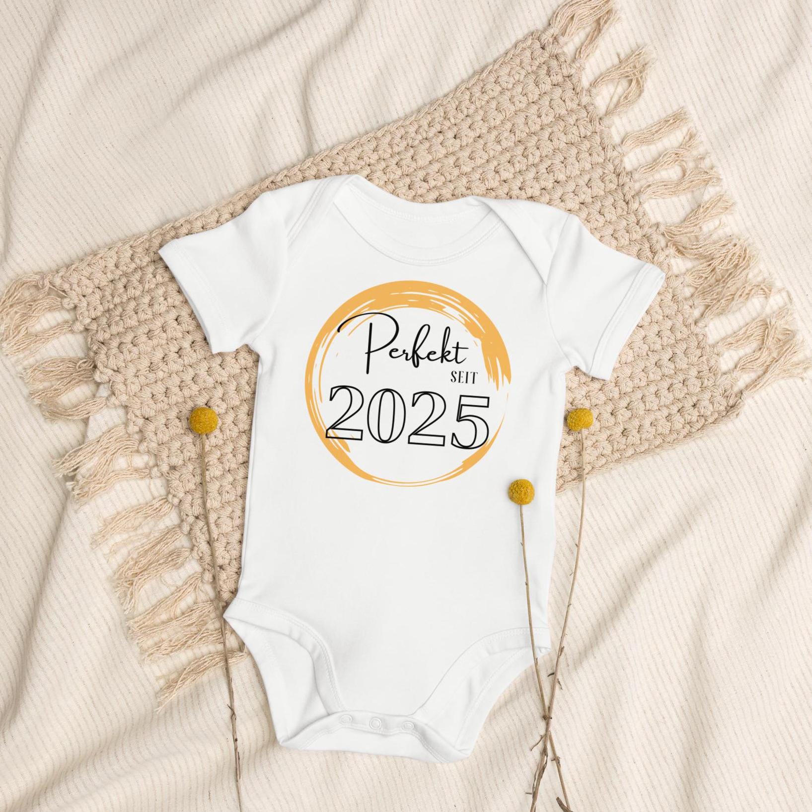 Babybody 2025 Mit Farbe Und Mehreren Varianten, Geschenk Zur Geburt, Baby, Baby 2025, Perfekt Seit Biobaumwolle Babybody 2025 Mit Farbe Und Mehreren Varianten, Geschenk Zur Geburt, Baby, Baby 2025, Perfekt Seit Biobaumwolle von Kalumaprint
