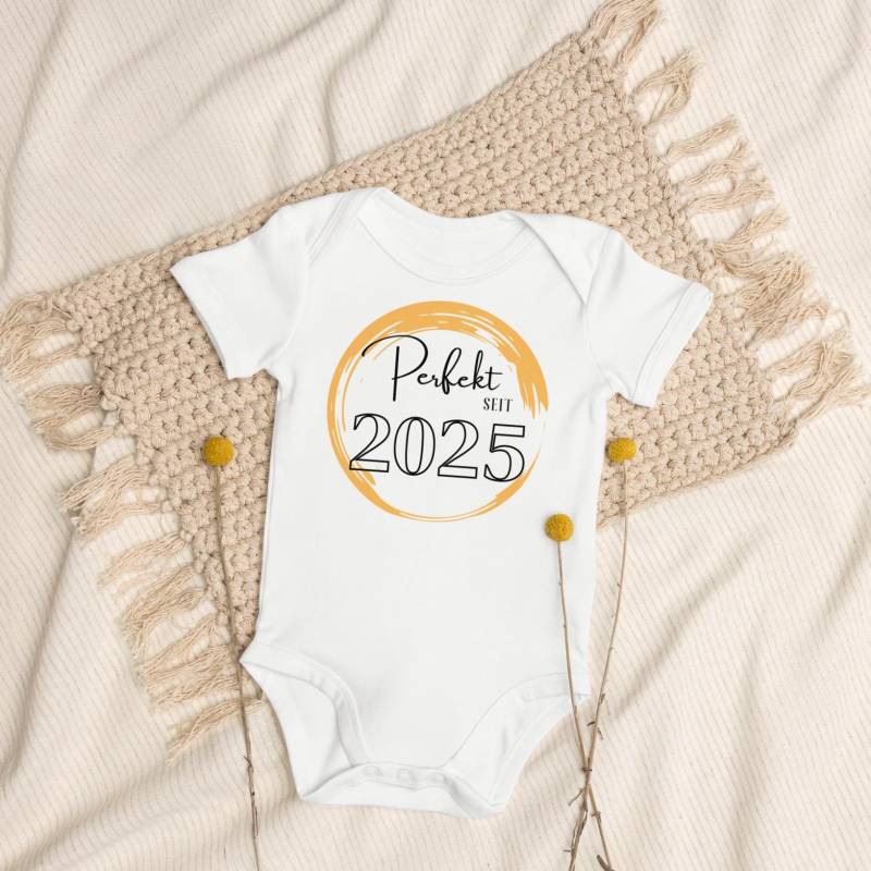 Babybody 2025 Mit Farbe Und Mehreren Varianten, Geschenk Zur Geburt, Baby, Baby 2025, Perfekt Seit Biobaumwolle Babybody 2025 Mit Farbe Und Mehreren Varianten, Geschenk Zur Geburt, Baby, Baby 2025, Perfekt Seit Biobaumwolle von Kalumaprint