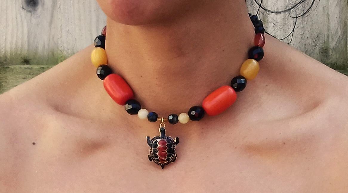 Ungewöhnliche Halsband Mit Metall Schildkröte Anhänger, Halbedelsteine, Roter Achat, Citrin, Wiederverwendet Kunststoff-Perlen Ungewöhnliche Halsband Mit Metall Schildkröte Anhänger, Halbedelsteine, Roter Achat, Citrin, Wiederverwendet Kunststoff-Perlen von KalungCreations