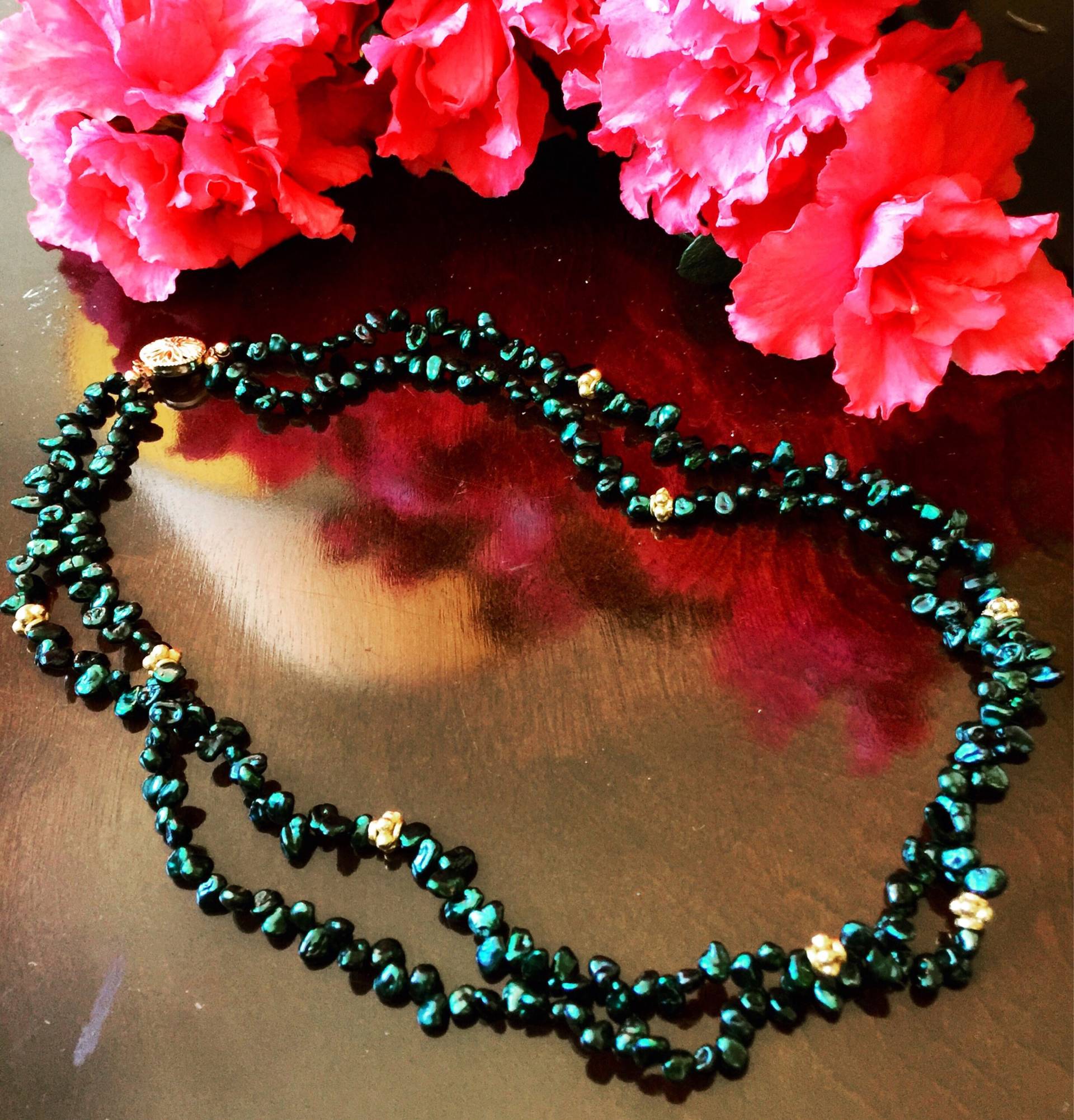 Dunkel Grün Gefärbte Zwei-strang Perlencollier Mit Goldenen Akzenten von KalynaJewels