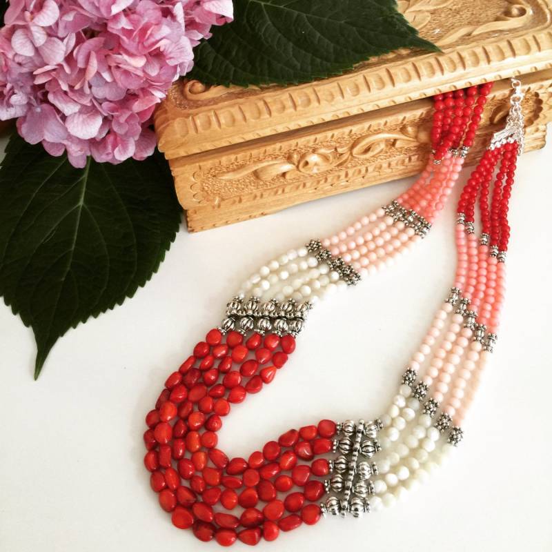 Folk Inspiriert Rot Und Rosa Koralle, Weiße Perlmutt Mit Silbernen Akzenten Multi-strang Perlenkette Folk Inspiriert Rot Und Rosa Koralle, Weiße Perlmutt Mit Silbernen Akzenten Multi-strang Perlenkette von KalynaJewels