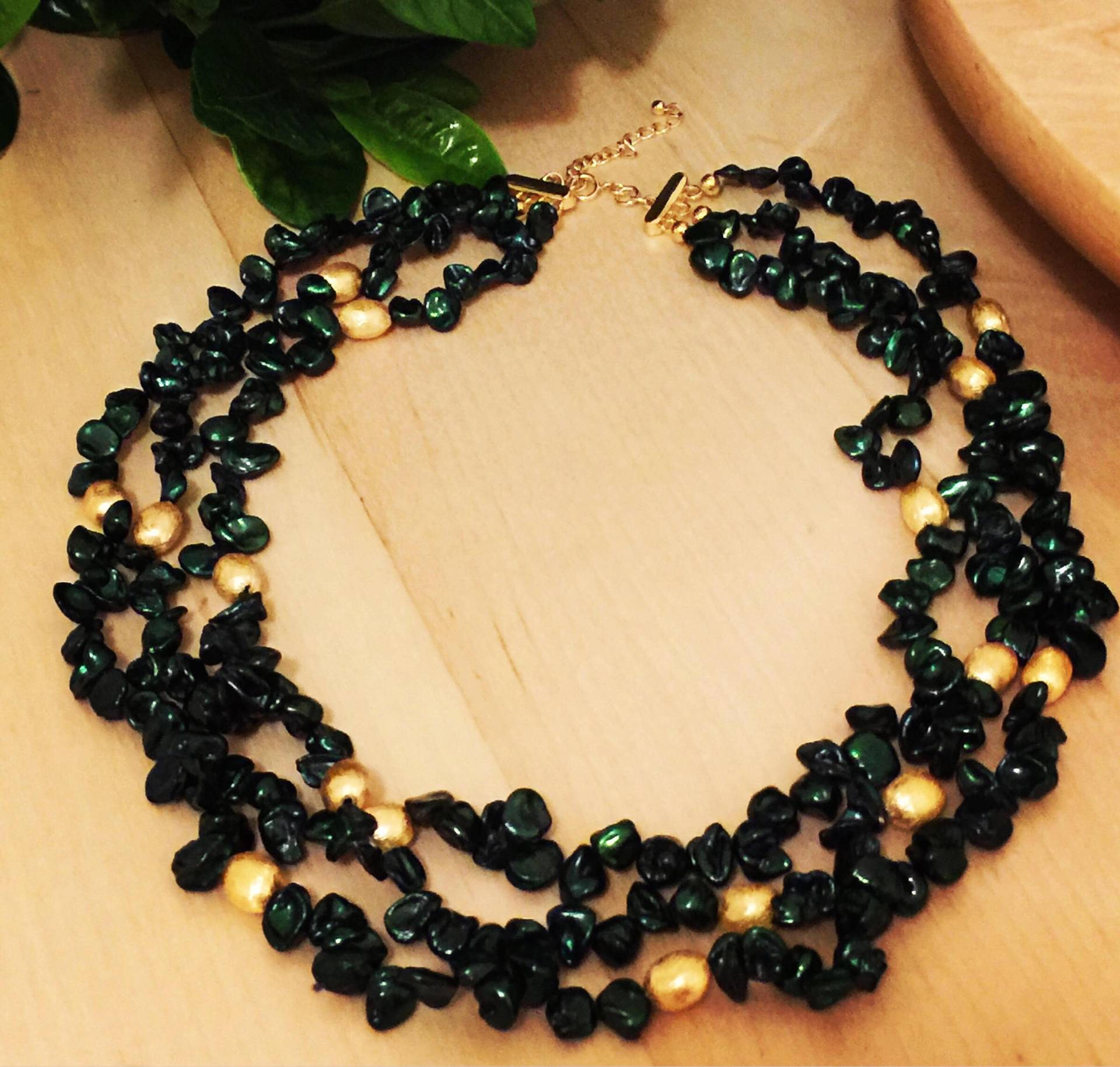 Grün Gefärbt Drei-strang Perlencollier Mit Goldenen Akzenten von KalynaJewels