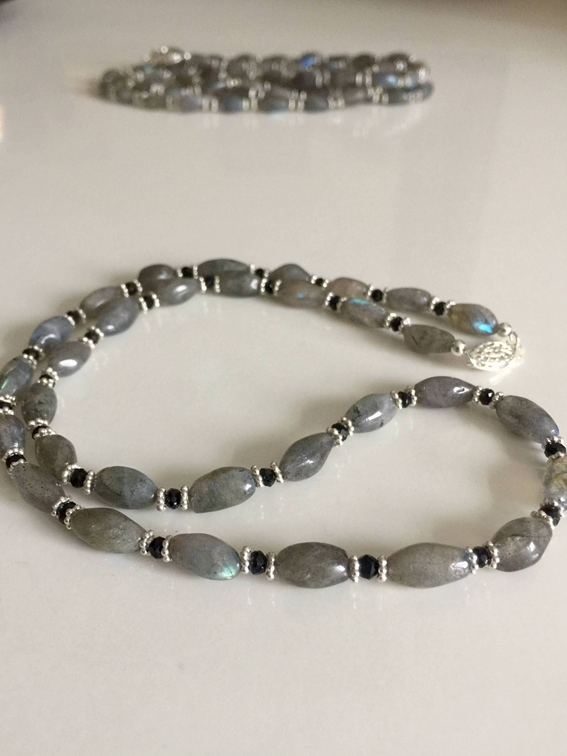 Labradorit, Schwarzer Onyx & Silber Akzente Einzelstrang Perlenkette von KalynaJewels