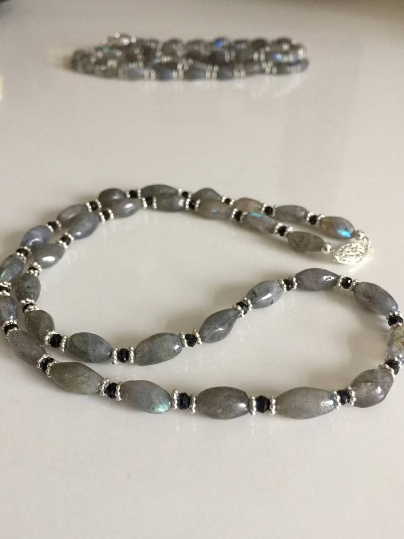 Labradorit, Schwarzer Onyx & Silber Akzente Einzelstrang Perlenkette Labradorit, Schwarzer Onyx & Silber Akzente Einzelstrang Perlenkette von KalynaJewels