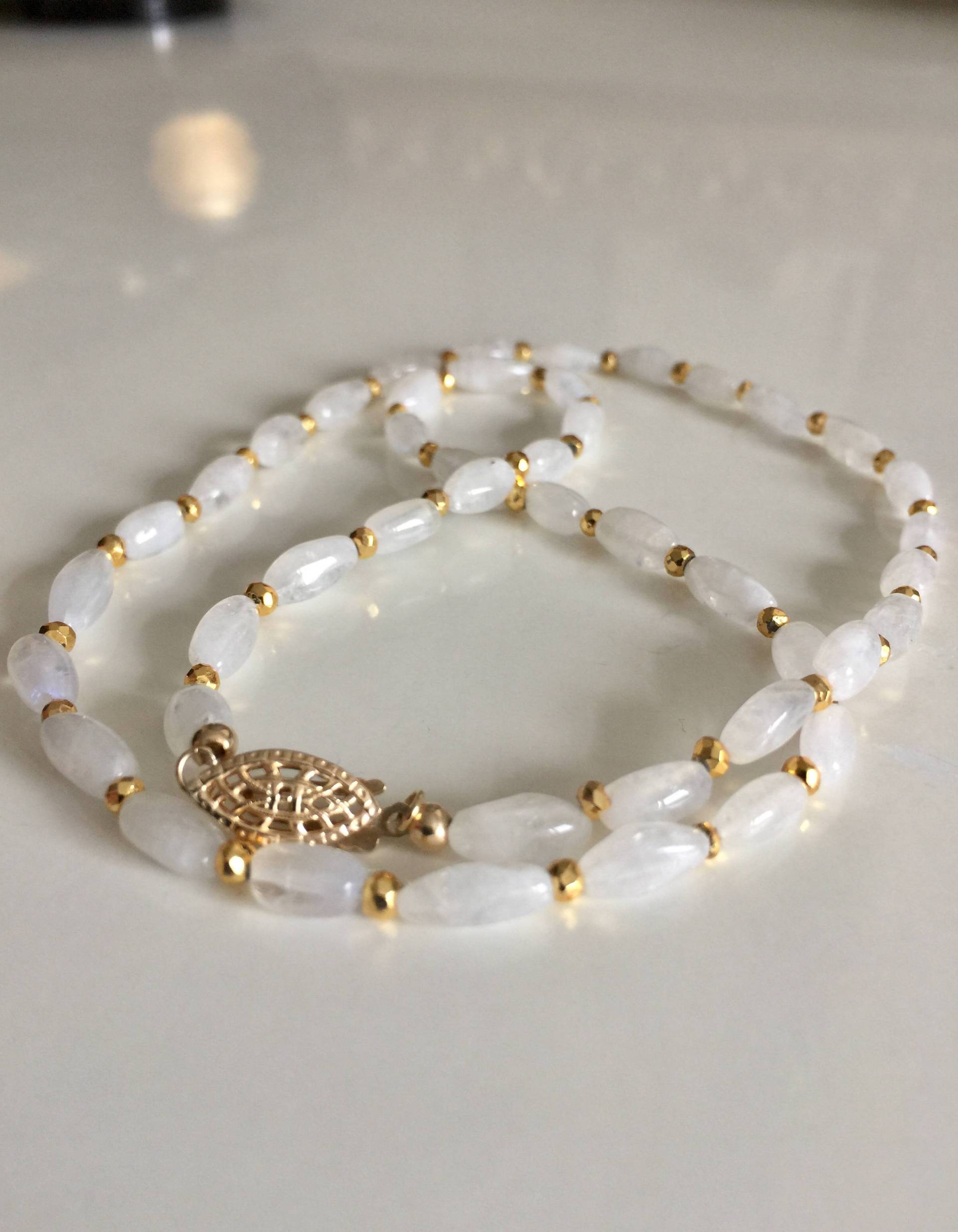Weißer Mondstein, Pyrit & Golddekor Einzigen Strang Perlenkette von KalynaJewels