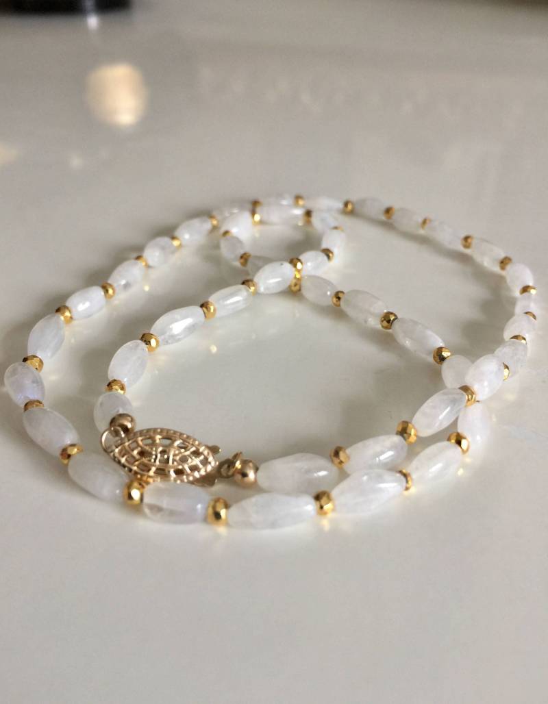 Weißer Mondstein, Pyrit & Golddekor Einzigen Strang Perlenkette Weißer Mondstein, Pyrit & Golddekor Einzigen Strang Perlenkette von KalynaJewels